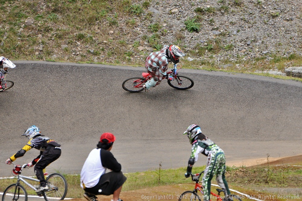 ２０１２JBMXFシリーズ第６戦秩父大会VOL5：ガールズ１１−１２才決勝　動画あり_b0065730_1825119.jpg