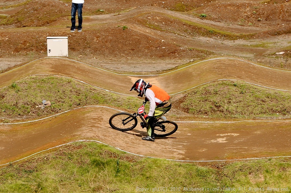 ２０１２JBMXFシリーズ第６戦秩父大会VOL7：クルーザー３９才以下 /40才以上決勝　動画あり_b0065730_19584448.jpg