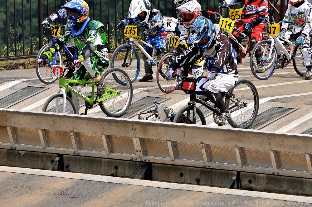 ２０１２JBMXFシリーズ第６戦秩父大会VOL7：クルーザー３９才以下 /40才以上決勝　動画あり_b0065730_203177.jpg