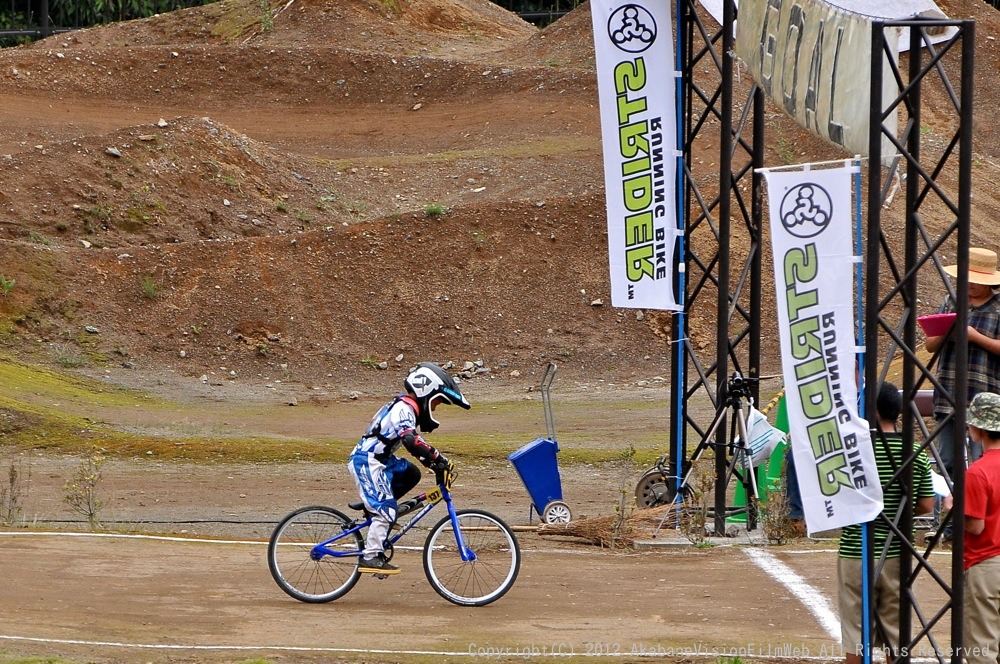 ２０１２JBMXFシリーズ第６戦秩父大会VOL8：ボーイズ5−６才決勝　動画あり_b0065730_21595464.jpg