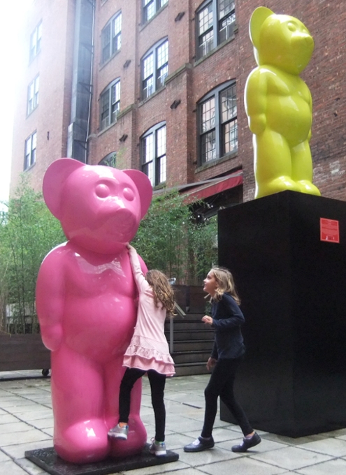 ニューヨークの街角で遭遇したキャンディーカラーの3匹のクマちゃんポップアート_b0007805_338865.jpg