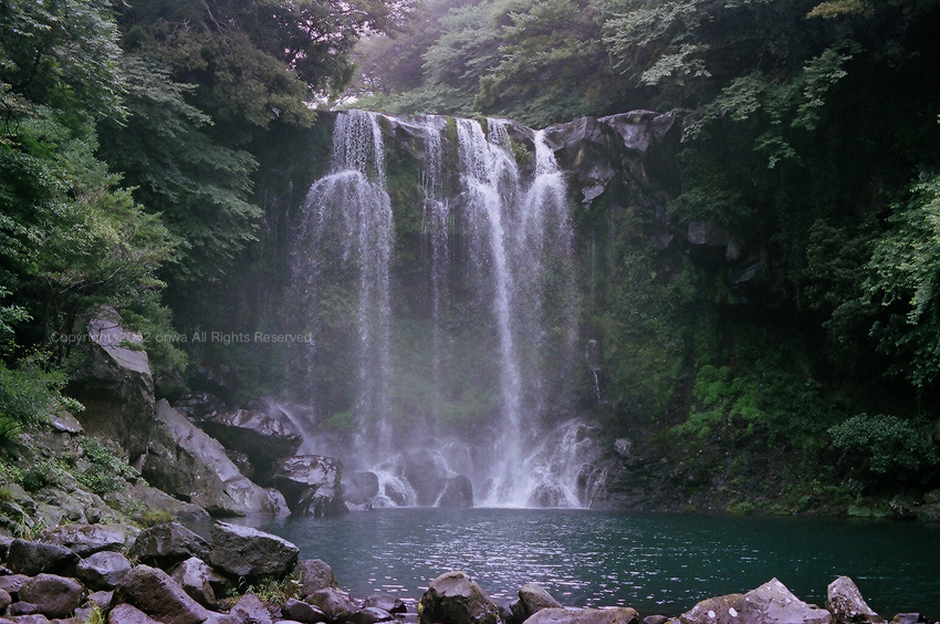 滝を写真に撮る おもむろに研究 そこはかとなく描く