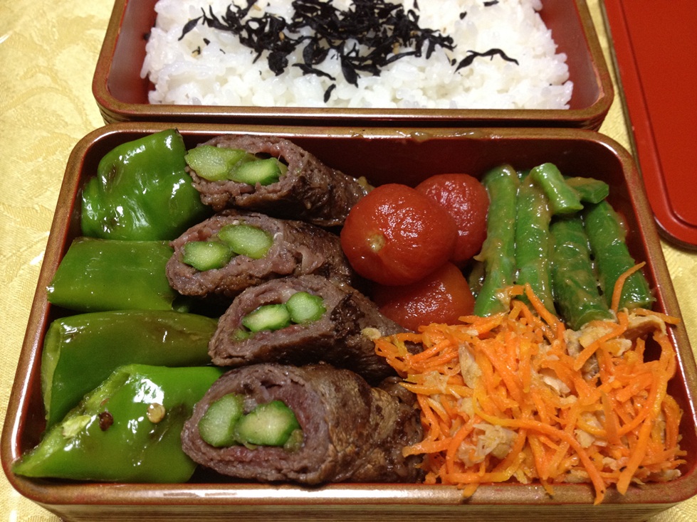 １０月２日　牛アスパラ巻弁当_b0044825_9473252.jpg