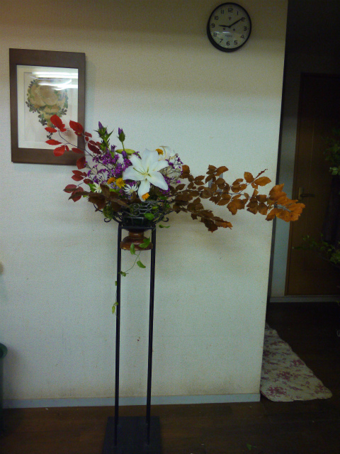 一会定期スクール9月　祭壇装花またはメインテーブル装花１　アイアンの柱部門_a0042928_18162232.jpg