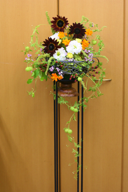 一会定期スクール9月　祭壇装花またはメインテーブル装花１　アイアンの柱部門_a0042928_18191428.jpg