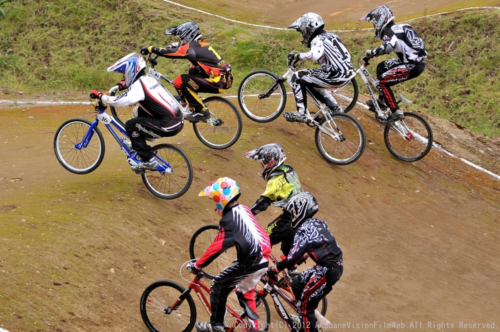２０１２JBMXFシリーズ第６戦秩父大会VOL11：ボーイズ１１−１２才決勝　動画あり_b0065730_754882.jpg