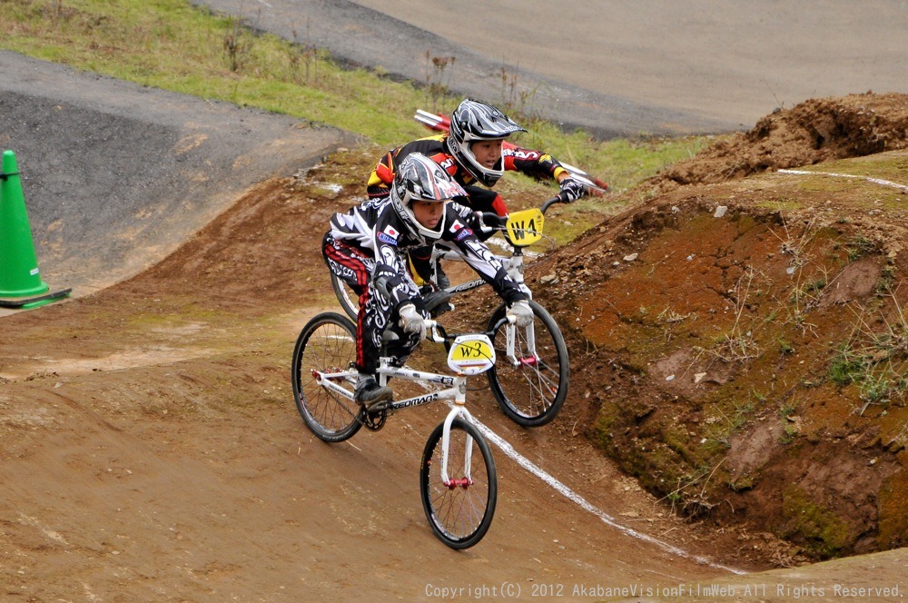２０１２JBMXFシリーズ第６戦秩父大会VOL11：ボーイズ１１−１２才決勝　動画あり_b0065730_781121.jpg