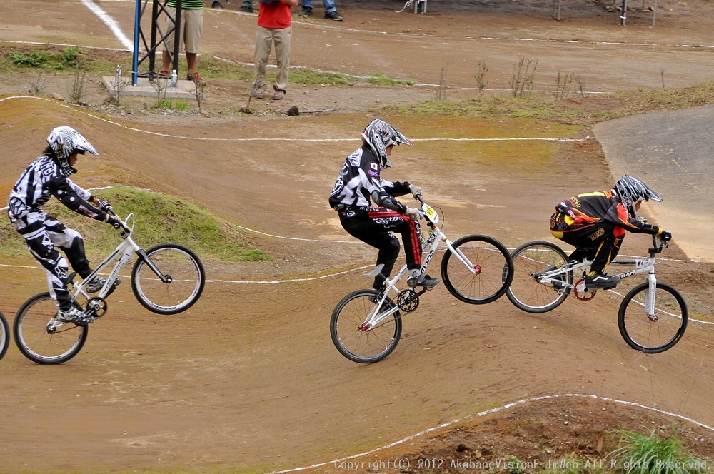 ２０１２JBMXFシリーズ第６戦秩父大会VOL11：ボーイズ１１−１２才決勝　動画あり_b0065730_79203.jpg