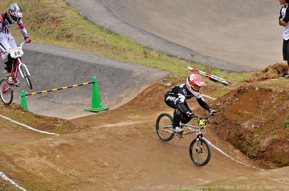 ２０１２JBMXFシリーズ第６戦秩父大会VOL12：ボーイズ１３−１４才決勝　動画あり_b0065730_8161828.jpg