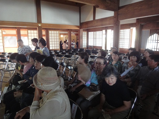 お寺の本堂で演奏会！_b0124462_5304762.jpg