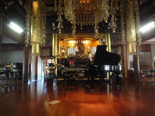 お寺の本堂で演奏会！_b0124462_531473.jpg