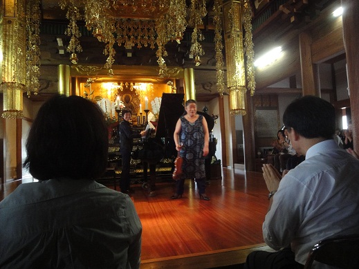 お寺の本堂で演奏会！_b0124462_540275.jpg