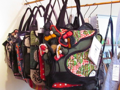tote bag 87さんのバッグは超個性派、アクセサリーのように身につけて_f0129557_12422527.jpg