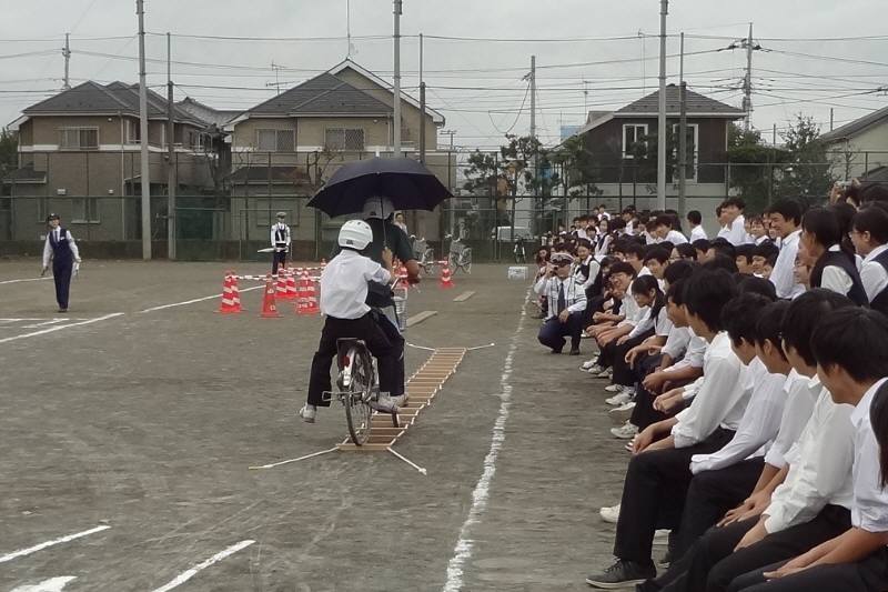 スケア―ド・ストレイト方式による自転車安全教室_f0059673_2247845.jpg