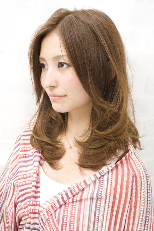 女性らしいヘアスタイルの鉄則！大人フェミニンな前髪リバース流し_d0258215_5495797.jpg