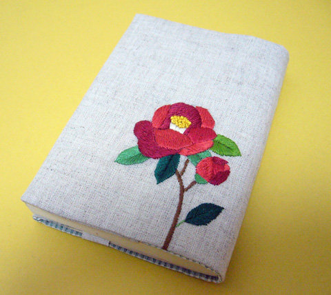 椿の刺繍のブックカバーを作りました Vogelhaus Note 椿の刺繍のブックカバーを作りました Vogelhaus Note