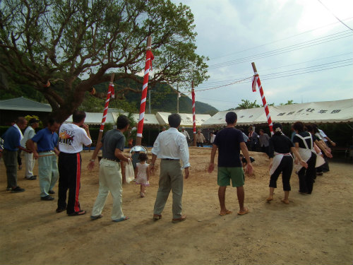 平成２４年 諸鈍集落豊年祭並びに敬老会　片付け→八月踊り→お疲れ様会_e0028387_21352164.jpg