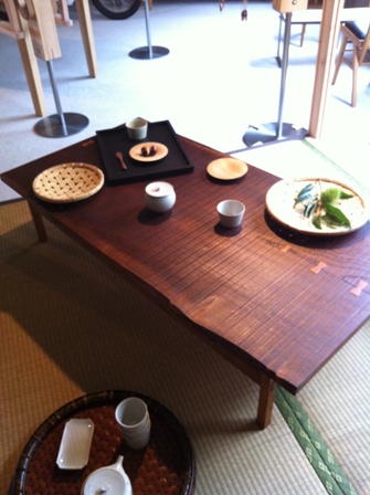 モバイルキッチンとケヤキの座卓とカブ。。。_b0182030_21511392.jpg