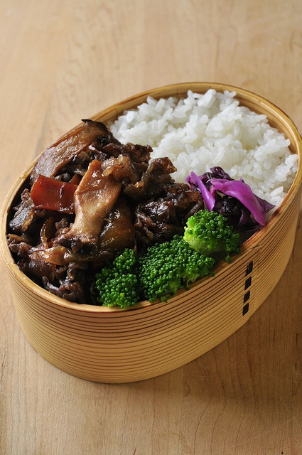 牛の甘辛煮弁当_b0171098_6404817.jpg
