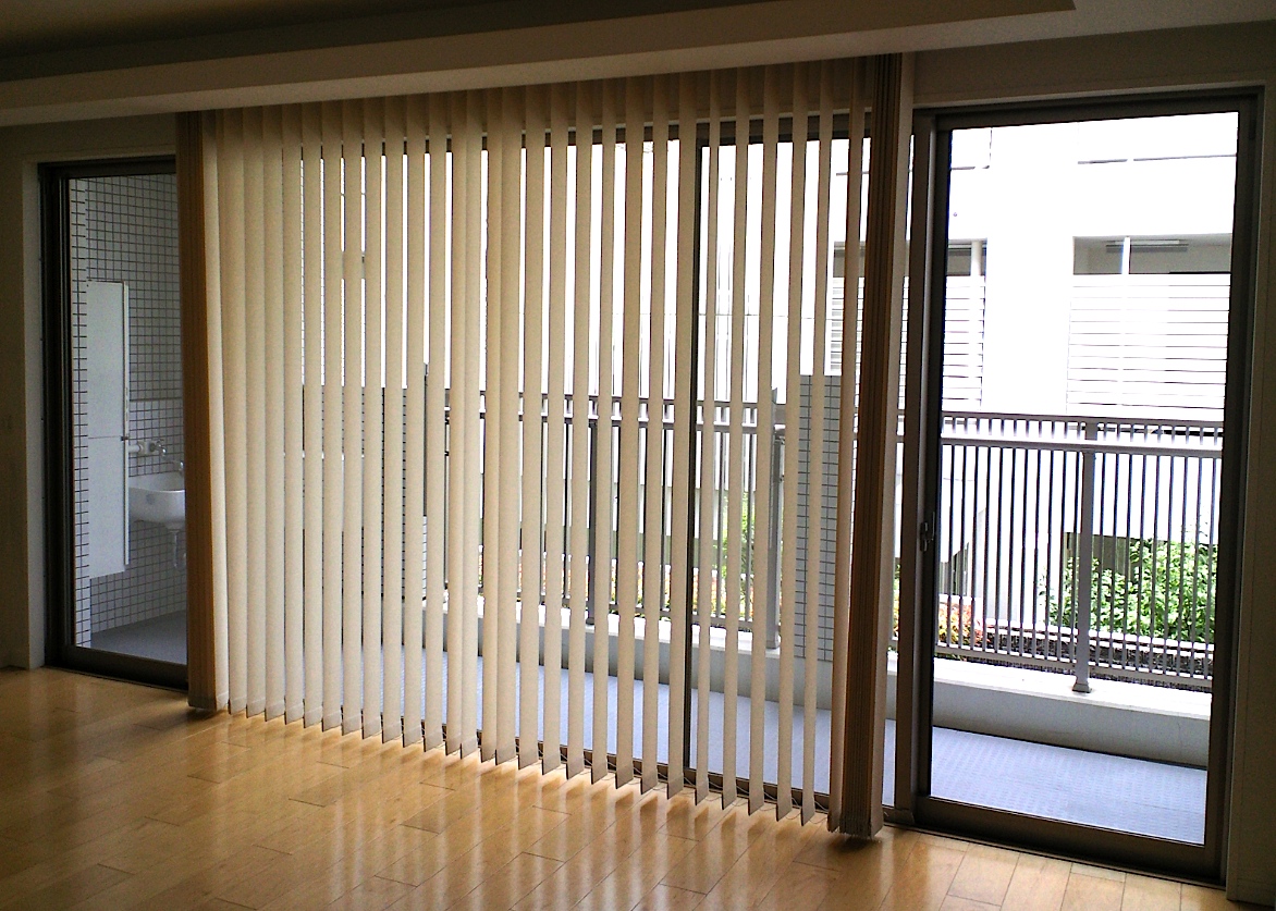 マンションの大きな窓に、タテ型ブラインドをお取付「ニチベイ」_c0157866_20111543.jpg