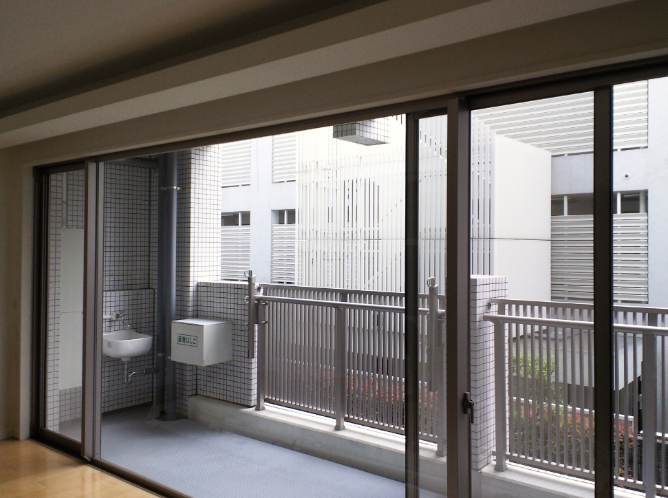 マンションの大きな窓に、タテ型ブラインドをお取付「ニチベイ」_c0157866_2082336.jpg