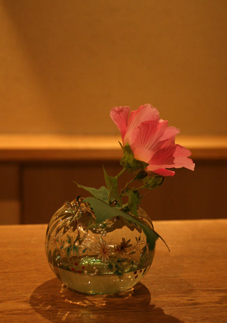 芸術の秋、花瓶にお花を挿していただきました。_c0108595_20593636.jpg