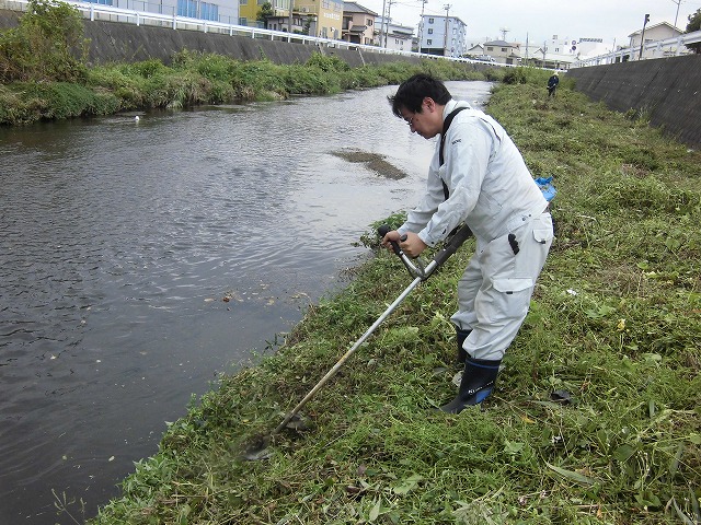 台風上陸を何とかかわしてセーフだった「小潤井川の草刈り」_f0141310_7153499.jpg