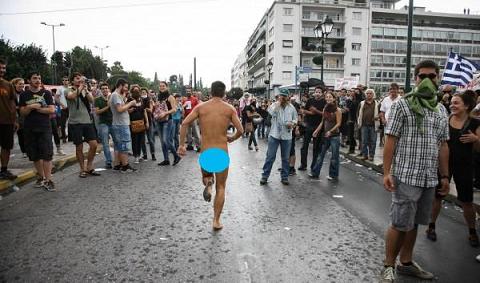 ギリシャ暴動の中を裸で走る人がいた ノラちゃんのギリシャ 生きていく私 ギリシャ暴動の中を裸で走る人がいた ノラちゃんのギリシャ 生きていく私