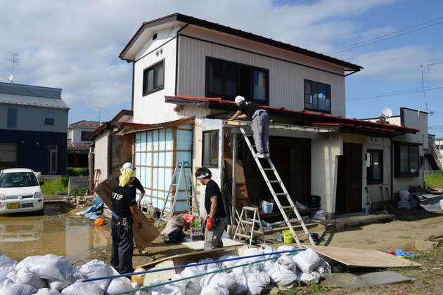 被災地でボランティアが家を無償修理。官僚は復興予算で沖縄や北海道に道路建設_e0171573_10564582.jpg