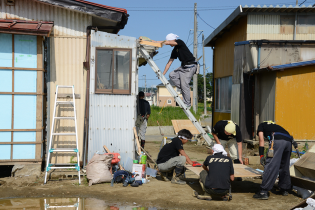 被災地でボランティアが家を無償修理。官僚は復興予算で沖縄や北海道に道路建設_e0171573_10573083.jpg