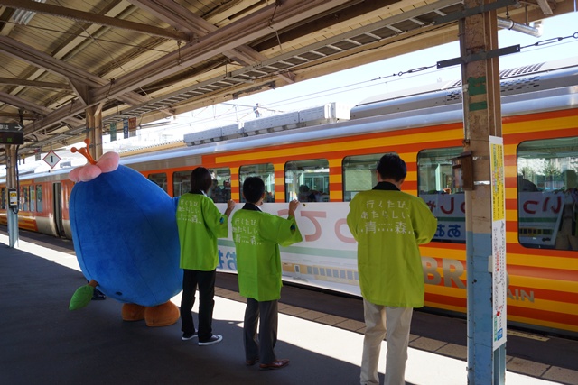 十二湖「青池」の秋・・・十二湖と青池の旅、白神山系の青池、リゾート列車あすなろと「いくべえ君」_d0181492_22172940.jpg