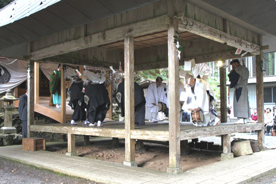 日吉神社 矢代田楽_e0048413_21134025.jpg