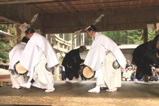 日吉神社 矢代田楽_e0048413_2115572.jpg