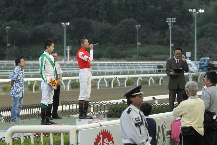 船橋競馬所属の山頭信義騎手と山中悠希騎手 紹介式_a0077663_8543866.jpg