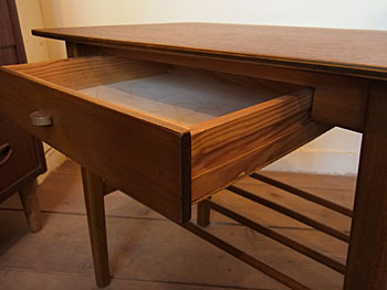 side table_c0139773_1834335.jpg