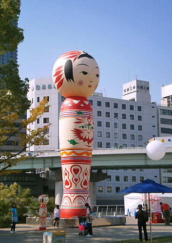 巨大こけしに遭遇。 : ハチミツカメラ