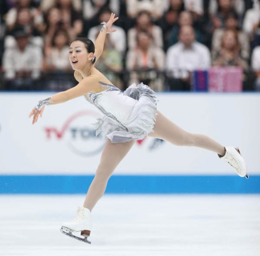 浅田真央 白鳥の湖 のステップ バレエのこんな振り付けが ぽわわわん 浅田真央 白鳥の湖 のステップ バレエのこんな振り付けが ぽわわわん