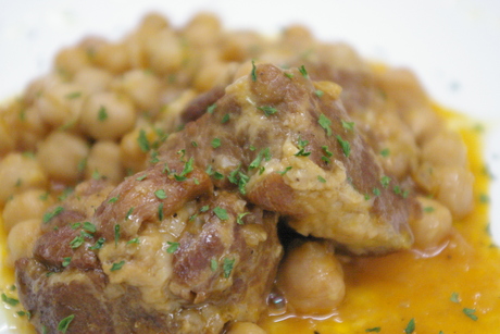 豚肉とひよこ豆の煮込み 欧風惣菜 キュッヒェ ベレー帽のブタのこと