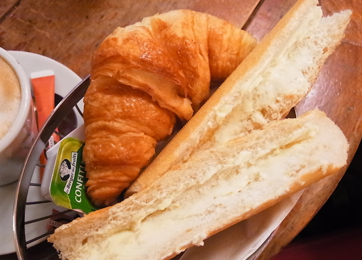 Pain et petit déj français - パリの朝食はパンをたてに切って_a0231632_1933595.jpg