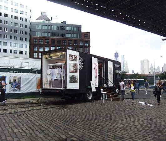 NYの街角で見かけたギャラリー・トラック Convoluted Construct_b0007805_0332093.jpg