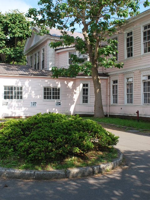 函館遺愛女子中学・高校学校本館・宣教師館(函館の建築再見)_f0142606_1772893.jpg