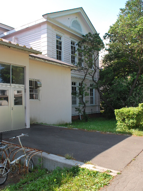 函館遺愛女子中学・高校学校本館・宣教師館(函館の建築再見)_f0142606_1791017.jpg