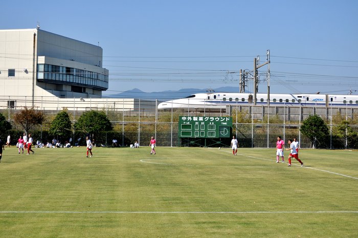 新幹線の見えるサッカ―グランド_d0072720_15205787.jpg