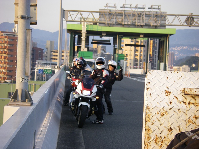 今日は猛烈なバイク日和で？ですやん！_f0056935_17445927.jpg