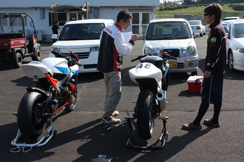 今日は猛烈なバイク日和で？ですやん！_f0056935_17595771.jpg