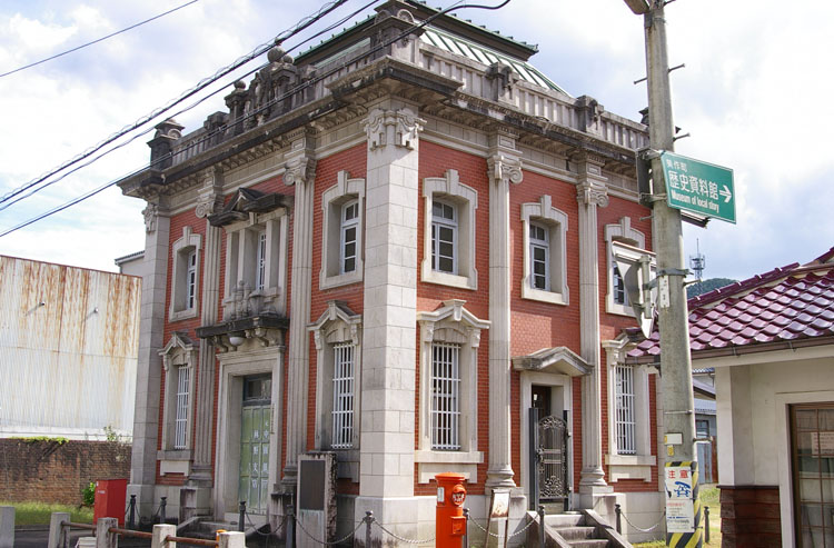 町の規模に準じた銀行建築_f0130879_2254475.jpg