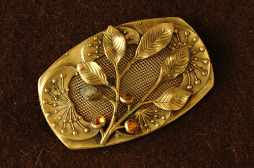 アール・ヌーヴォー 真鍮製 葉モチーフのアンティークブローチ 