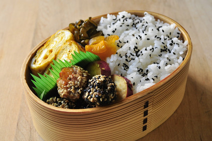 胡麻団子のお弁当_b0171098_8434326.jpg
