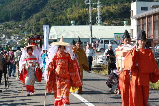 花の窟　錦の御幡献上行列　その2_d0154609_10355523.jpg