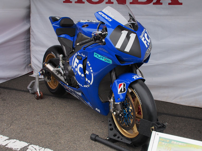 HONDA CBR1000RR ～２０１１鈴鹿８耐優勝マシン～_d0244687_21134916.jpg